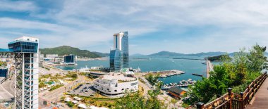 Yeosu, Kore - 26 Nisan 2021: Jasan Park 'tan Yeosu Expo Parkı ve Odongdo Adası ve deniz manzarası