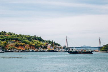 Kore, Yeosu 'daki Dolsan Köprüsü ve sahil köyü.