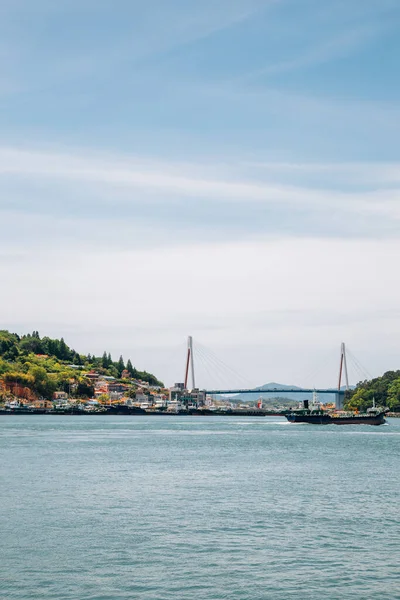 Kore, Yeosu 'daki Dolsan Köprüsü ve sahil köyü.