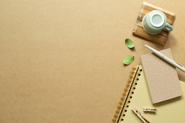 Cuaderno Bolígrafo Taza Clip Madera Hoja Verde Sobre Fondo Papel — Foto de Stock