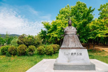Gimhae, Kore - 24 Nisan 2021 Sureungwon Garden 'da Heo Hwang-ok heykeli