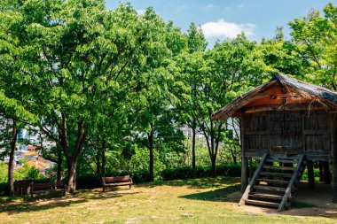 Gimhae, Kore - 24 Nisan 2021 Bonghwangdae Parkı, Bonghwang-dong Arkeoloji Bölgesi
