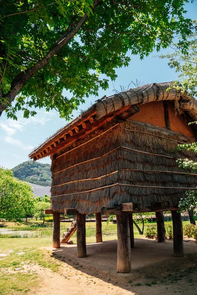 Gimhae, Kore - 24 Nisan 2021 Bonghwangdae Parkı, Bonghwang-dong Arkeoloji Bölgesi