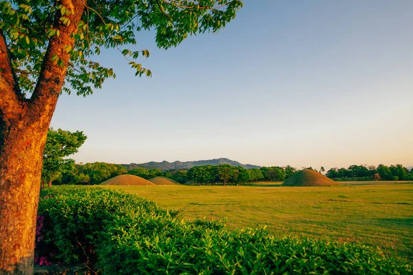 Pôr Sol Complexo Túmulos Antigos Inwang Dong Gyeongju Coréia — Fotografia de Stock