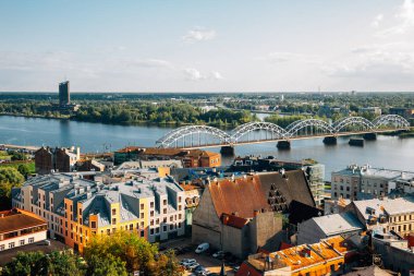 Letonya 'daki Riga eski kenti ve Daugava nehrinin panoramik manzarası