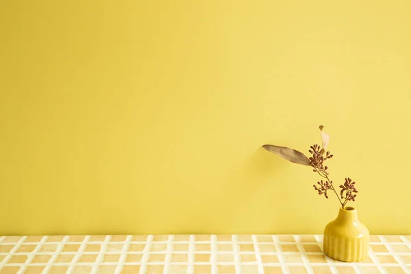 Ваза Сухих Цветов Бежевом Керамическом Мозаичном Столе Желтый Фон Стены — стоковое фото