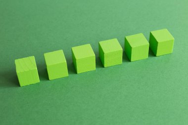 Yeşil arka planda tahta bloklar var. İş dünyası yönetim işbirliği kavramı