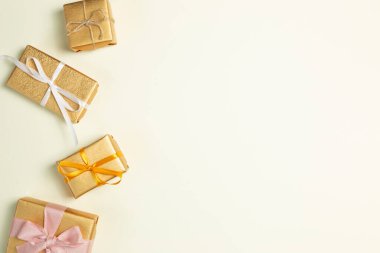 Sarı yeşil arka planda altın hediye kutuları. düz alan, üst görünüm, kopyala boşluk