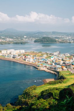 Kore Jeju Adası 'ndaki Seongsan Ilchulbong Tuff Konisi' nin panoramik manzarası.