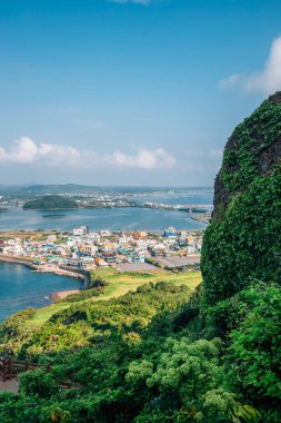 Kore Jeju Adası 'ndaki Seongsan Ilchulbong Tuff Konisi' nin panoramik manzarası.