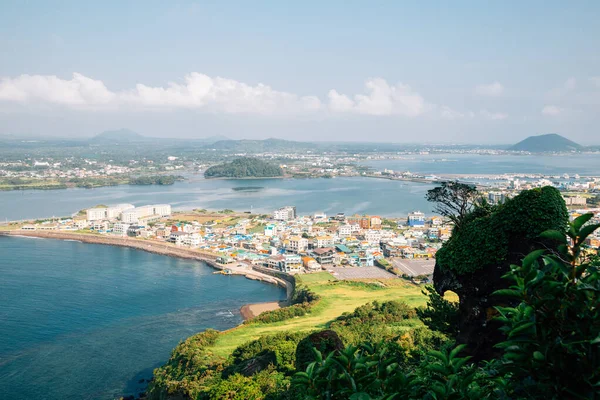 Kore Jeju Adası 'ndaki Seongsan Ilchulbong Tuff Konisi' nin panoramik manzarası.