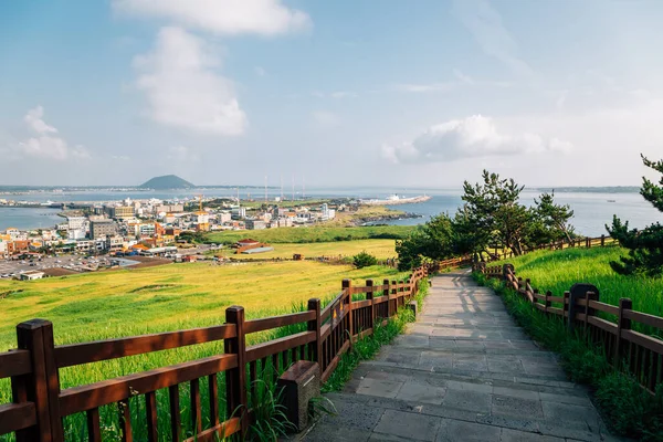 View Seaside Village Seongsan Ilchulbong Tuff Cone Jeju Island Korea — Zdjęcie stockowe