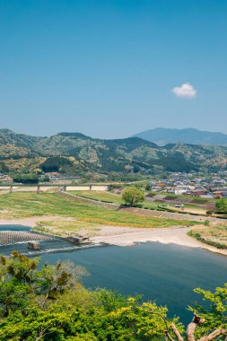 Ehime, Shikoku, Japonya 'daki Ozu köyü ve Hijikawa nehri manzarası
