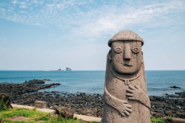 Dol hareubang stone büyükbaba heykel ve deniz, Jeju Adası, Kore