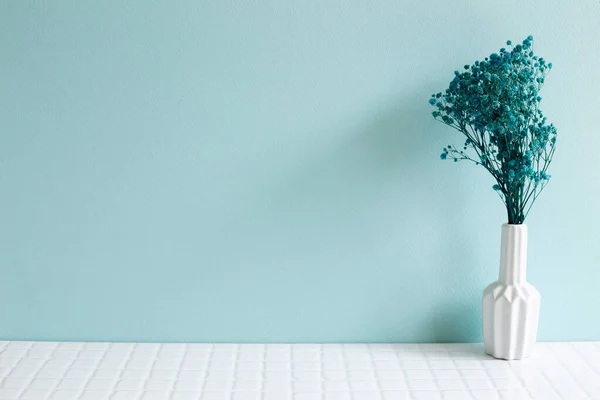 Ваза Дыхания Ребенка Гипсофила Сухие Цветы Белом Мозаичном Столе Синий — стоковое фото