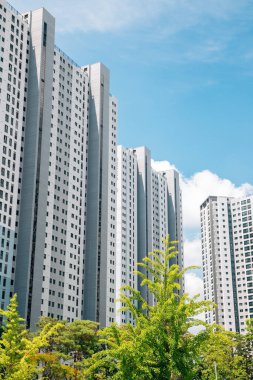 Kore 'de modern apartman binası.