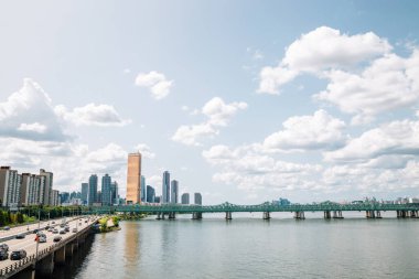 Yeouido modern binaları ve Kore 'deki Han nehri.