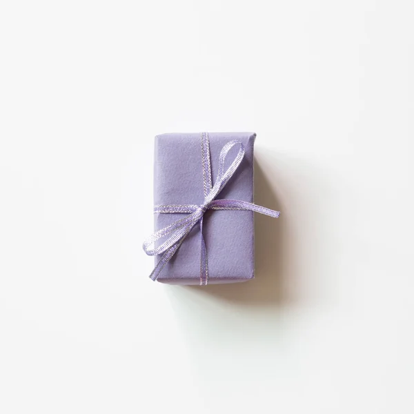 紫色礼品盒 白色背景隔离 顶视图 复制空间 — 图库照片
