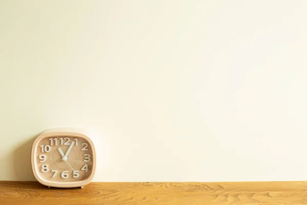 Horloge Sur Table Bois Fond Mural Beige — Photo