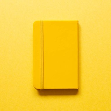 Sarı arka planda izole edilmiş sarı günlük defteri. en üstteki görünüm