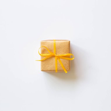 Beyaz arka planda izole edilmiş altın hediye kutusu. Üst görünüm, boşluk kopyala