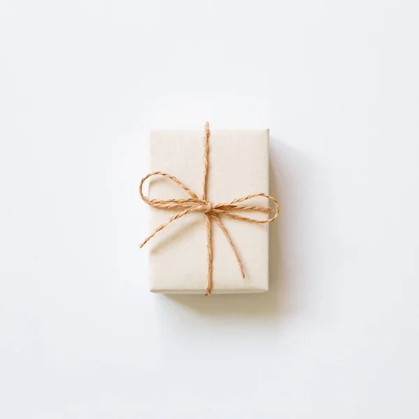 Elfenbein Geschenkbox Isoliert Auf Weißem Hintergrund Ansicht Von Oben Kopierraum — Stockfoto