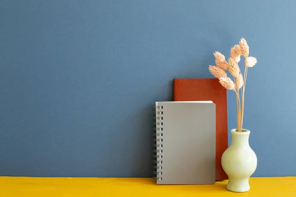 Cuaderno Con Flores Secas Sobre Escritorio Madera Amarilla Fondo Pared — Foto de Stock