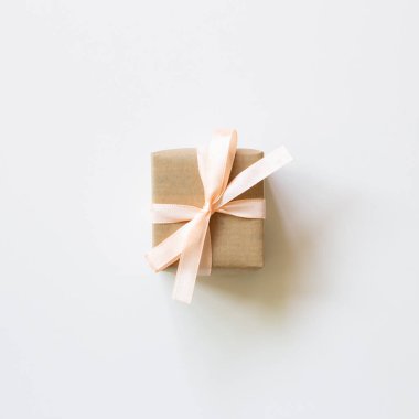 Kahverengi hediye kutusu beyaz arka planda izole edilmiş. Üst görünüm, boşluk kopyala