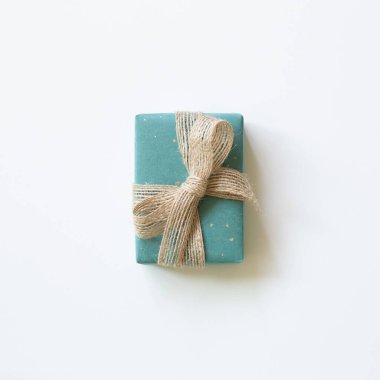 Beyaz arka planda yeşil hediye kutusu izole edilmiş. Üst görünüm, boşluk kopyala