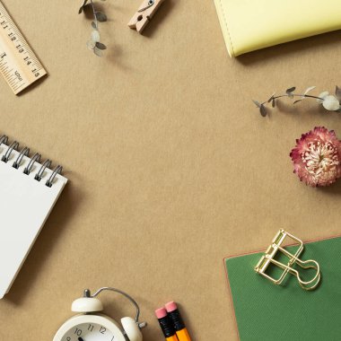 Kahverengi arka planda çeşitli ofis malzemeleri. Çalışma alanı. düz alan, üst görünüm, kopyala boşluk