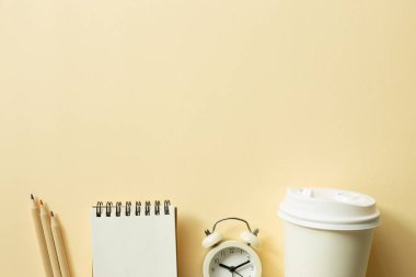 Kalem, defter, saat, bej arka planda kahve fincanı. Çalışma alanı. düz alan, üst görünüm, kopyala boşluk