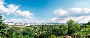 Seul 'un panoramik manzarası ve Kore' deki Gökyüzü Parkı 'ndan yeşil orman.