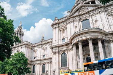 Londra, İngiltere - 6 Haziran 2025: Çift katlı St Pauls Katedrali