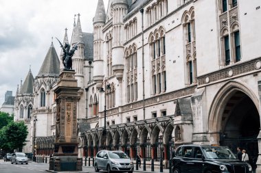 Londra, İngiltere - 6 Haziran 2025: Kraliyet Adalet Divanı Caddesi