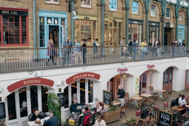 Londra, İngiltere - 6 Haziran 2025: Covent Garden Market Alışveriş Caddesi