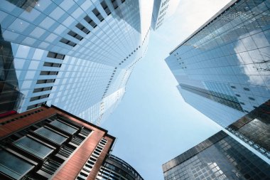 Londra, Birleşik Krallık 'ta modern yüksek binaların düşük açılı manzarası