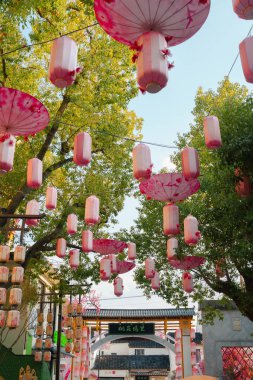 Suzhou, Çin - 16 Mart 2025: Peach Huawuli geleneksel market sokağı