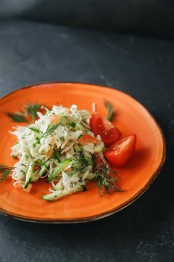 Sebzeli, sebzeli ve sebzeli leziz bir diyet salatası. Mevsimlik salata, Avrupa yemekleri