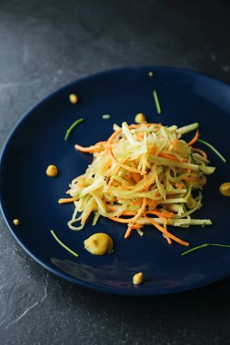 Sebzeli, sebzeli ve sebzeli leziz bir diyet salatası. Mevsimlik salata, Avrupa yemekleri