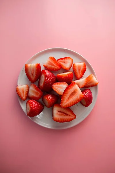 Köstliche Saftige Reife Rote Erdbeeren Auf Rosa Hintergrund Nahaufnahme Von — Stockfoto