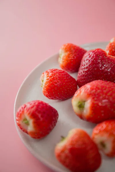 Fresh Ripe Red Garden Strawberries Ceramic Plate Pink Background Large — Stock Photo, Image