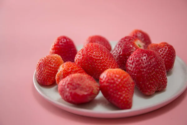 Frische Reife Rote Gartenerdbeeren Auf Einem Keramikteller Auf Rosa Hintergrund — Stockfoto