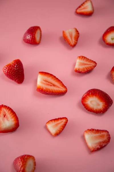 Delicioso Suculento Morangos Vermelhos Maduros Fundo Rosa Tiro Perto Morangos — Fotografia de Stock