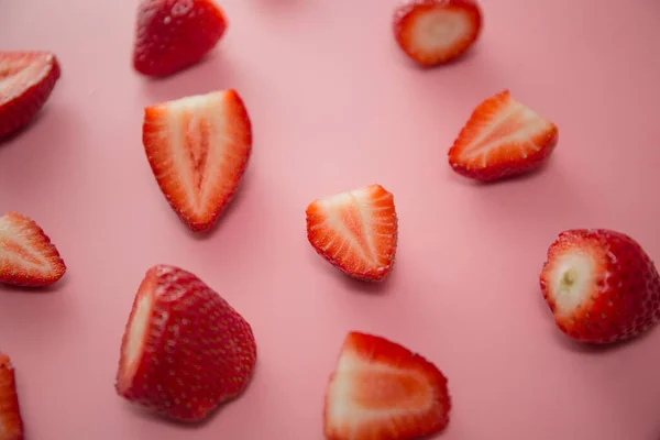 Delicioso Suculento Morangos Vermelhos Maduros Fundo Rosa Tiro Perto Morangos — Fotografia de Stock