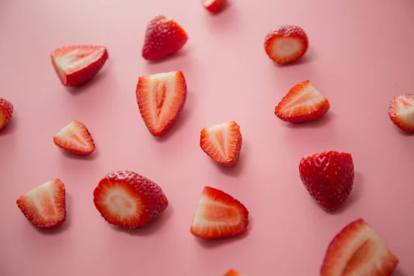 Delicioso Suculento Morangos Vermelhos Maduros Fundo Rosa Tiro Perto Morangos — Fotografia de Stock