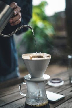 Kahve damlatan barmen ve yavaş kahve tarzı kahve damlatan kahve