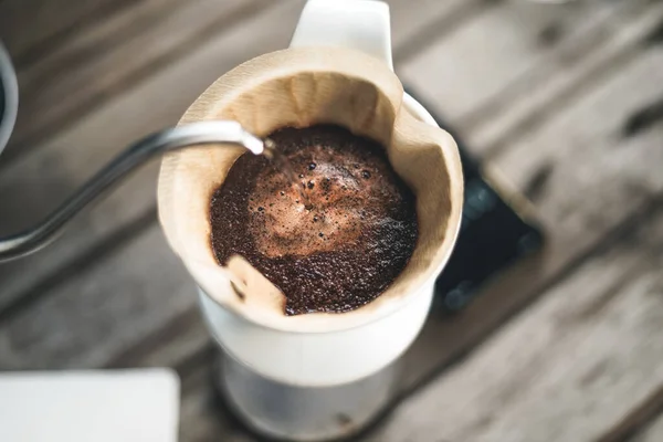 Barista Tropfender Kaffee Und Langsame Kaffeebar Art Tropfender Kaffee — Stockfoto