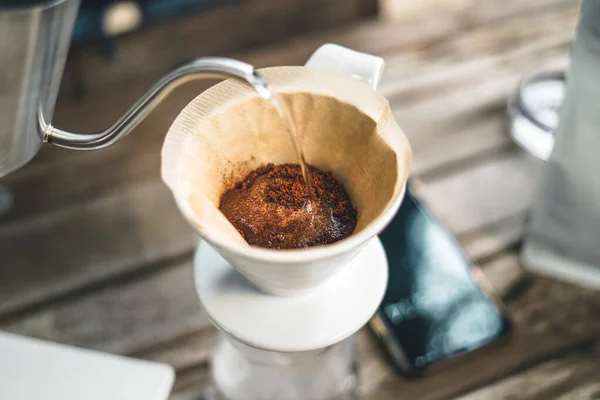 Barista Tropfender Kaffee Und Langsame Kaffeebar Art Tropfender Kaffee — Stockfoto