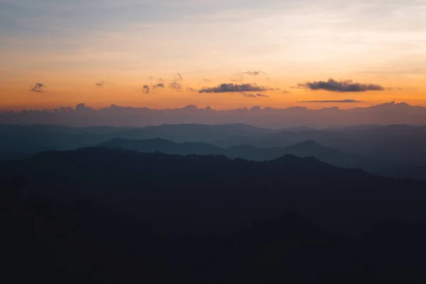 Pôr Sol Montanhas Noite Floresta Escura — Fotografia de Stock