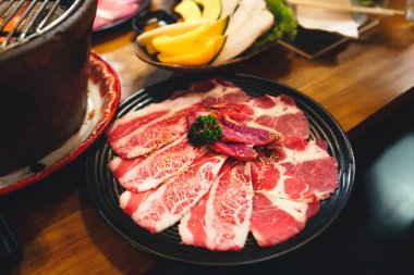 Restorandaki Brezilya usulü ızgarada ızgara sığır eti.